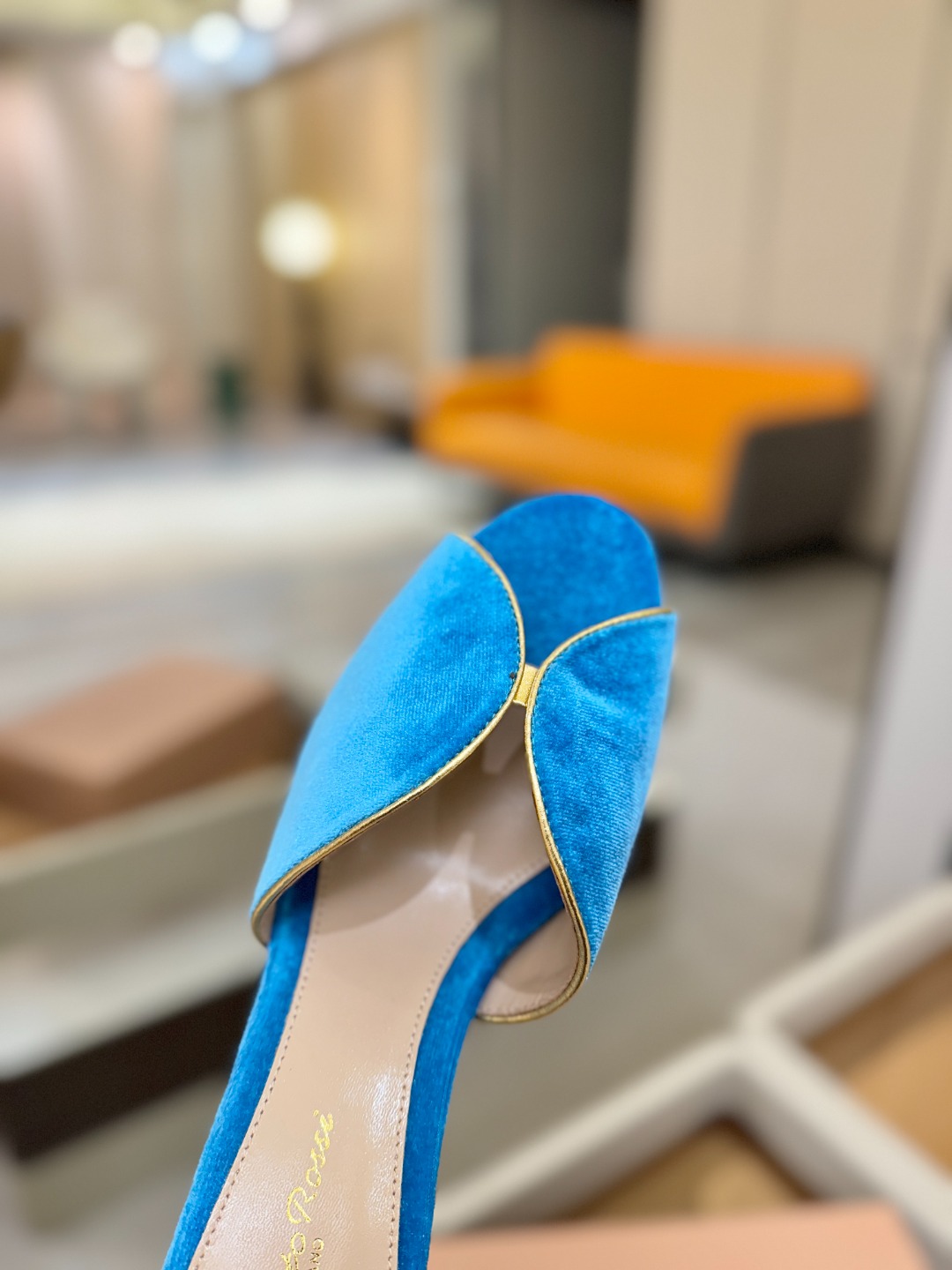 Gianvito rossi顶级版本！代购品质！高跟丝绒拖鞋是一种兼具时尚与舒适的鞋履，高档丝绒为搭配中