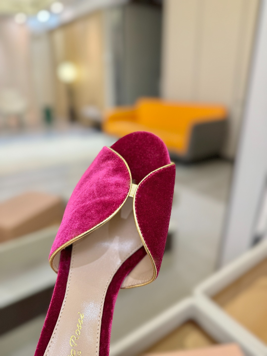 Gianvito rossi顶级版本！代购品质！高跟丝绒拖鞋是一种兼具时尚与舒适的鞋履，高档丝绒为搭配中