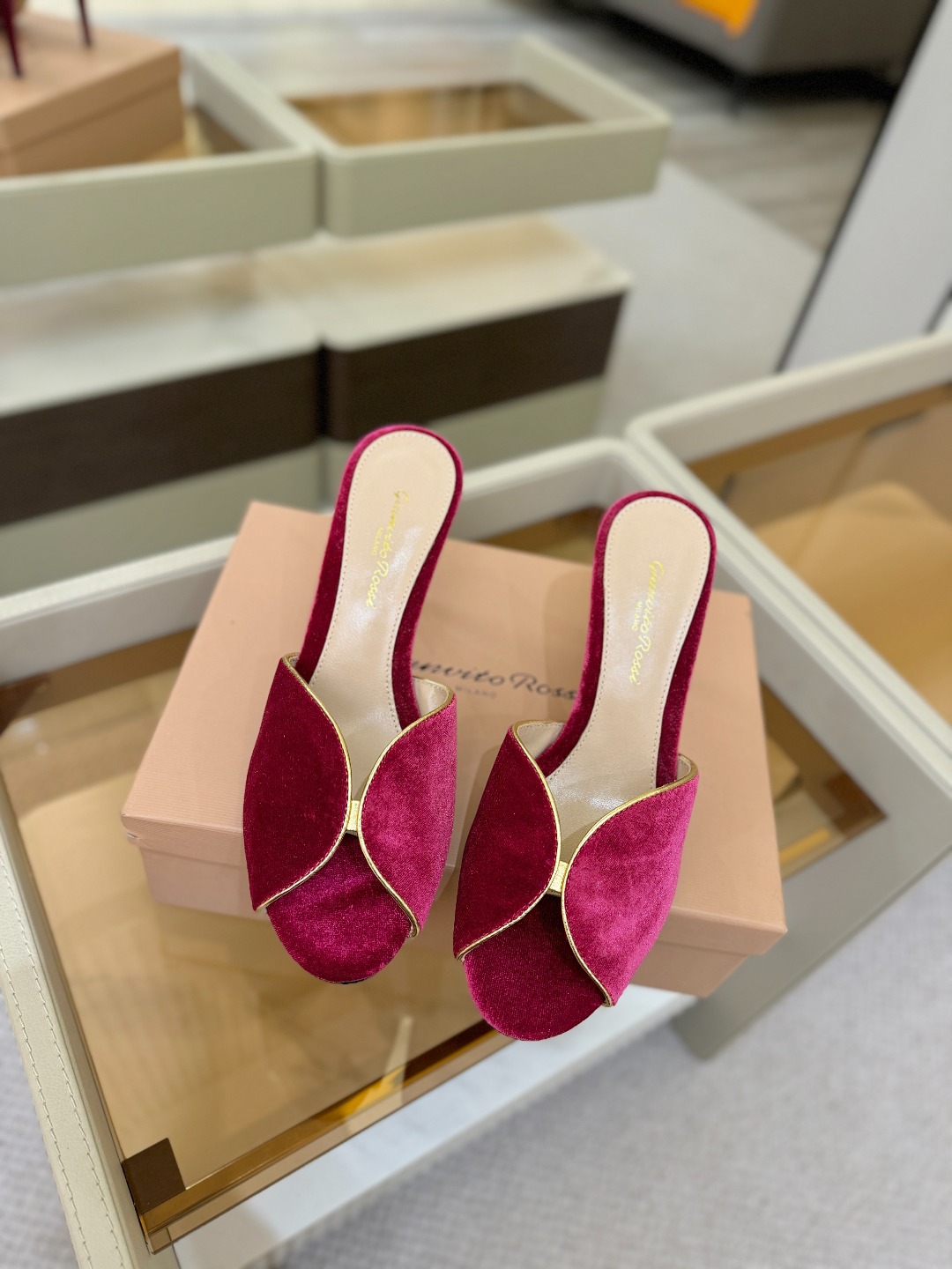 Gianvito rossi顶级版本！代购品质！高跟丝绒拖鞋是一种兼具时尚与舒适的鞋履，高档丝绒为搭配中