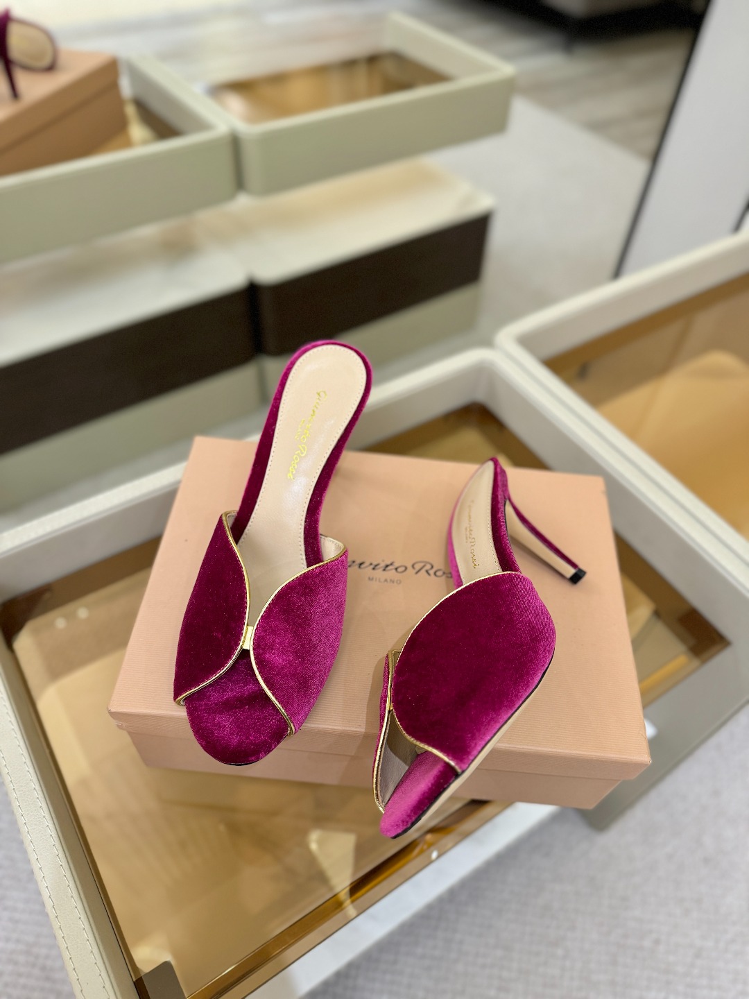 Gianvito rossi顶级版本！代购品质！高跟丝绒拖鞋是一种兼具时尚与舒适的鞋履，高档丝绒为搭配中