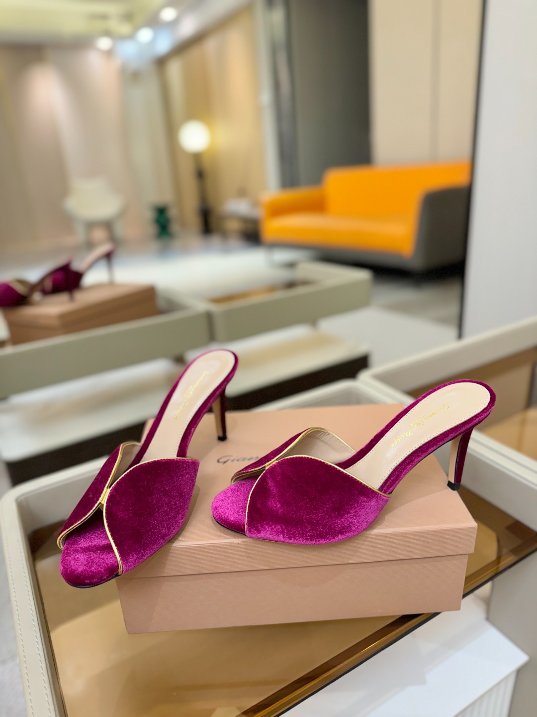 Gianvito rossi顶级版本！代购品质！高跟丝绒拖鞋是一种兼具时尚与舒适的鞋履，高档丝绒为搭配中