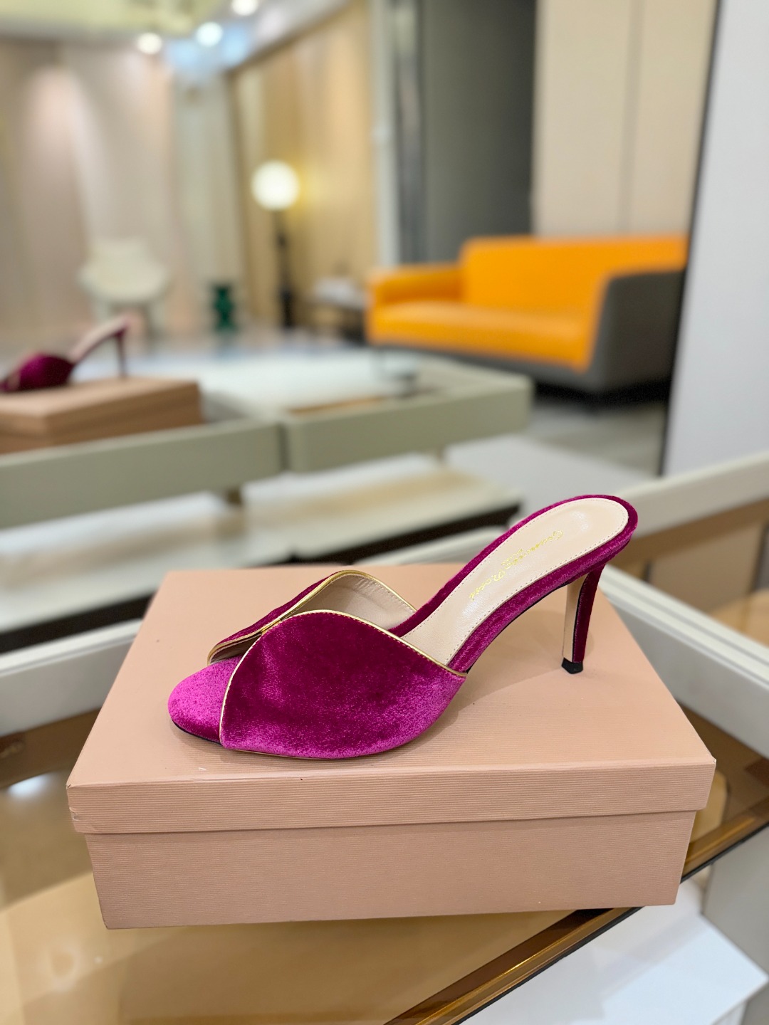 Gianvito rossi顶级版本！代购品质！高跟丝绒拖鞋是一种兼具时尚与舒适的鞋履，高档丝绒为搭配中