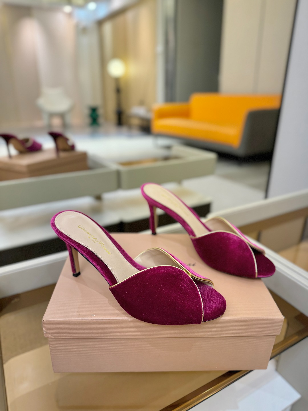 Gianvito rossi顶级版本！代购品质！高跟丝绒拖鞋是一种兼具时尚与舒适的鞋履，高档丝绒为搭配中