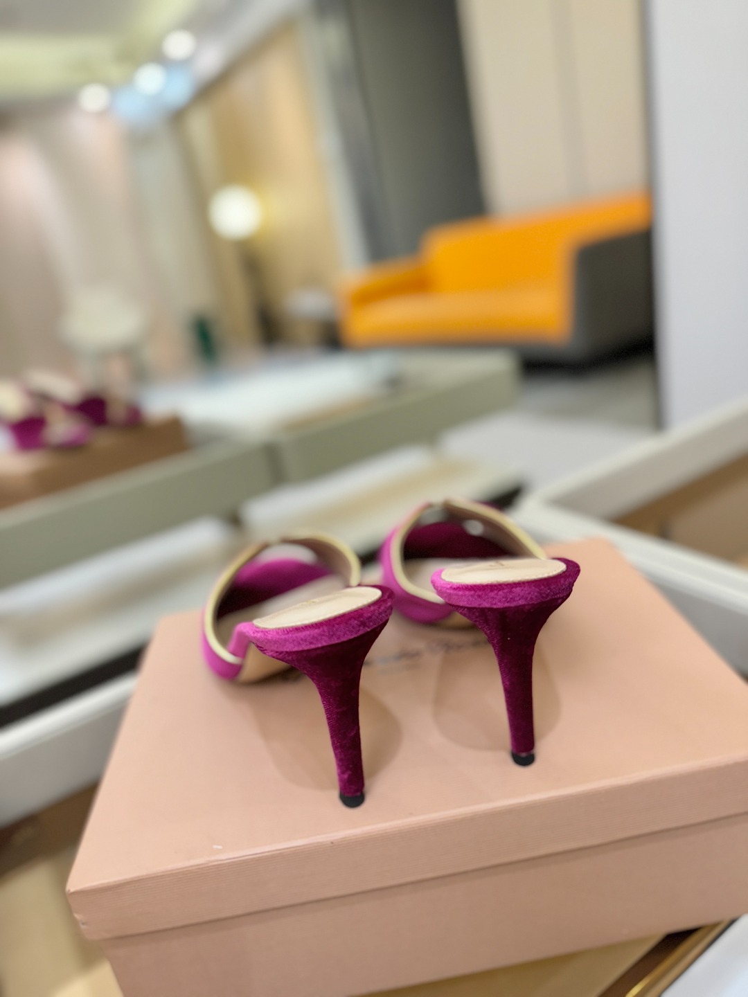 Gianvito rossi顶级版本！代购品质！高跟丝绒拖鞋是一种兼具时尚与舒适的鞋履，高档丝绒为搭配中