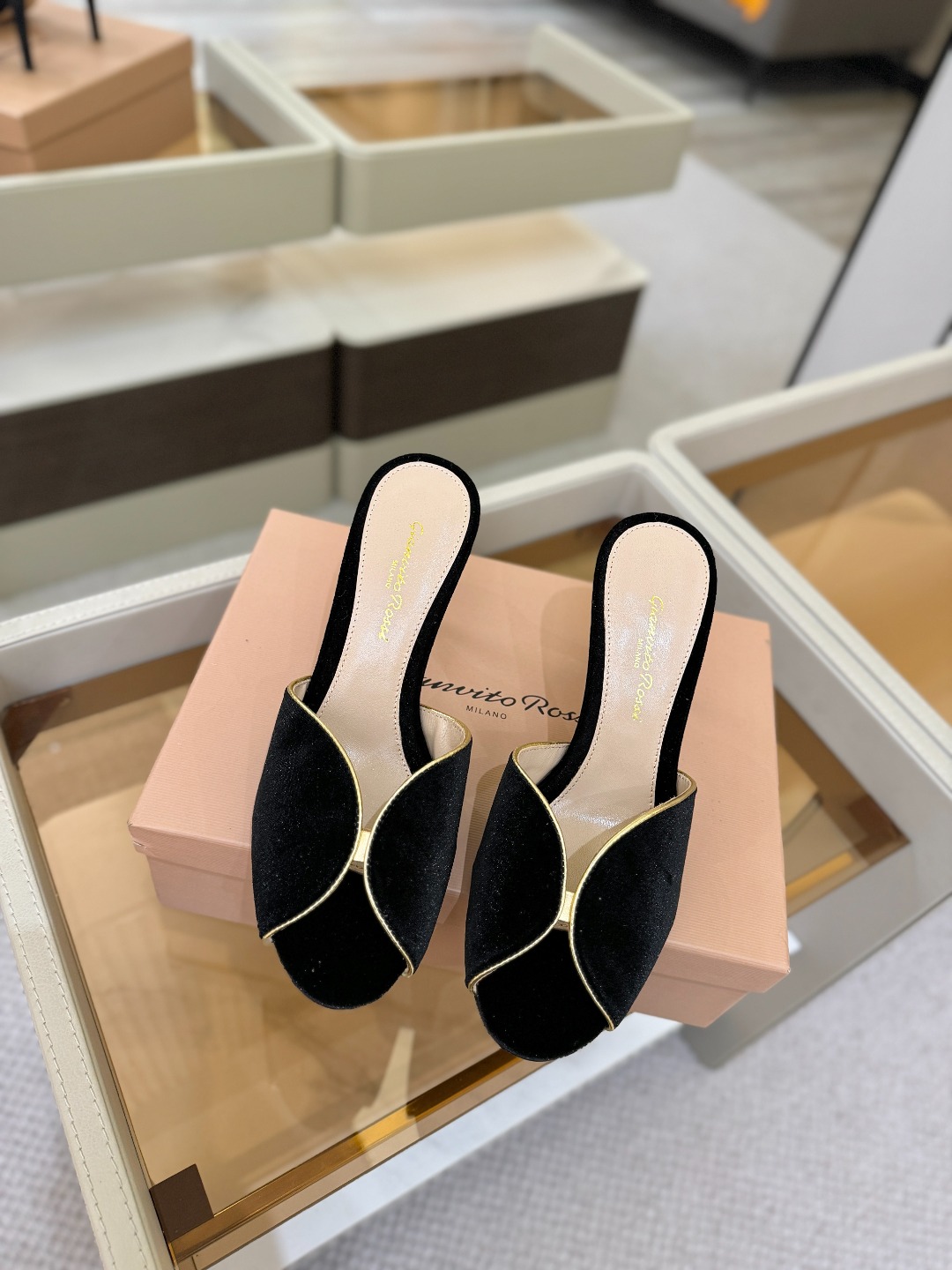 Gianvito rossi顶级版本！代购品质！高跟丝绒拖鞋是一种兼具时尚与舒适的鞋履，高档丝绒为搭配中