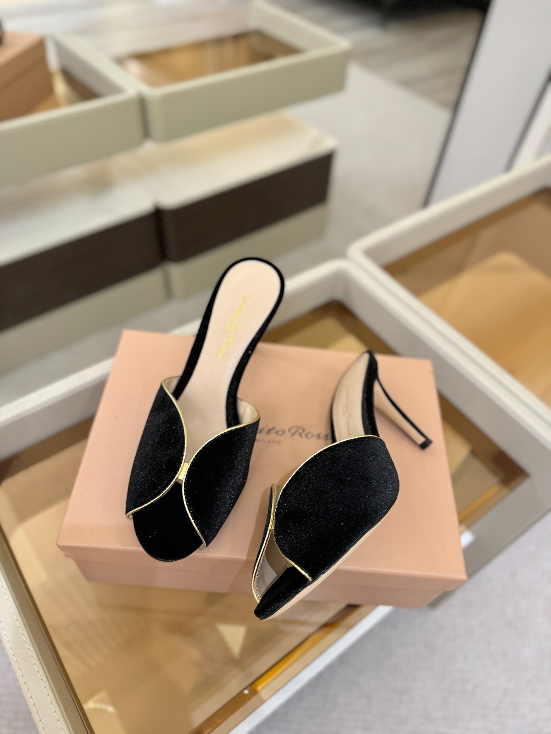 Gianvito rossi顶级版本！代购品质！高跟丝绒拖鞋是一种兼具时尚与舒适的鞋履，高档丝绒为搭配中