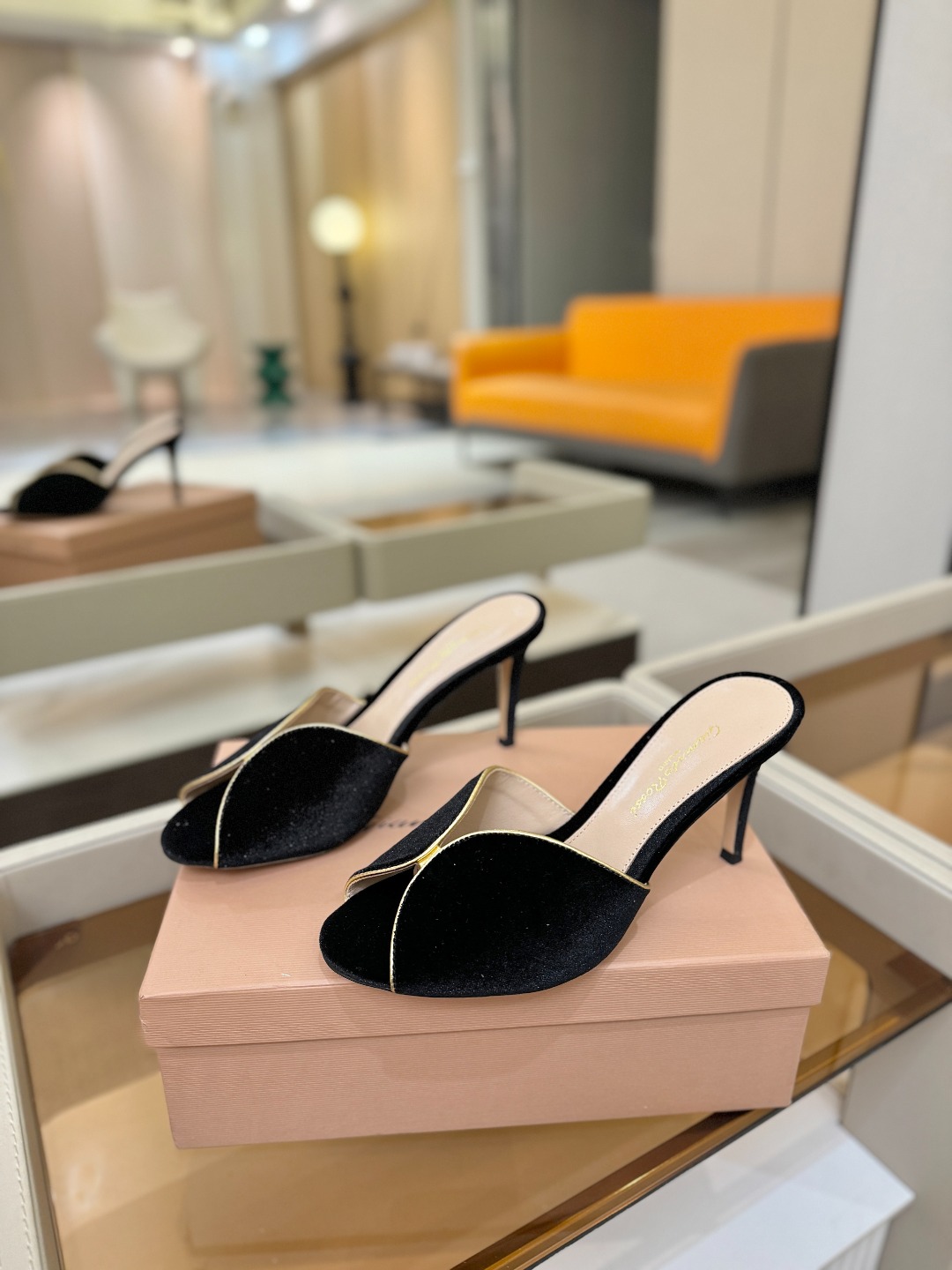 Gianvito rossi顶级版本！代购品质！高跟丝绒拖鞋是一种兼具时尚与舒适的鞋履，高档丝绒为搭配中