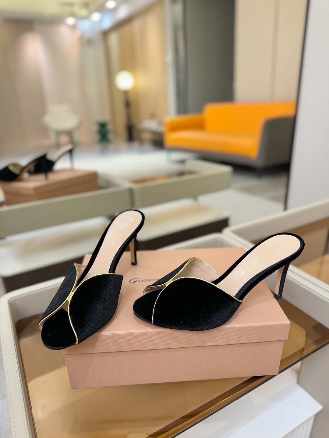 Gianvito rossi顶级版本！代购品质！高跟丝绒拖鞋是一种兼具时尚与舒适的鞋履，高档丝绒为搭配中