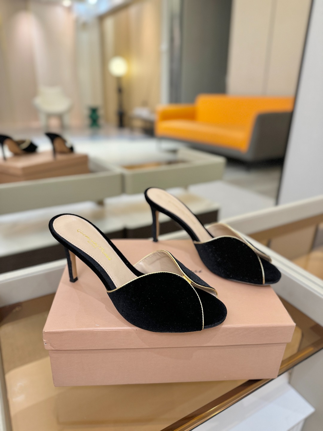 Gianvito rossi顶级版本！代购品质！高跟丝绒拖鞋是一种兼具时尚与舒适的鞋履，高档丝绒为搭配中