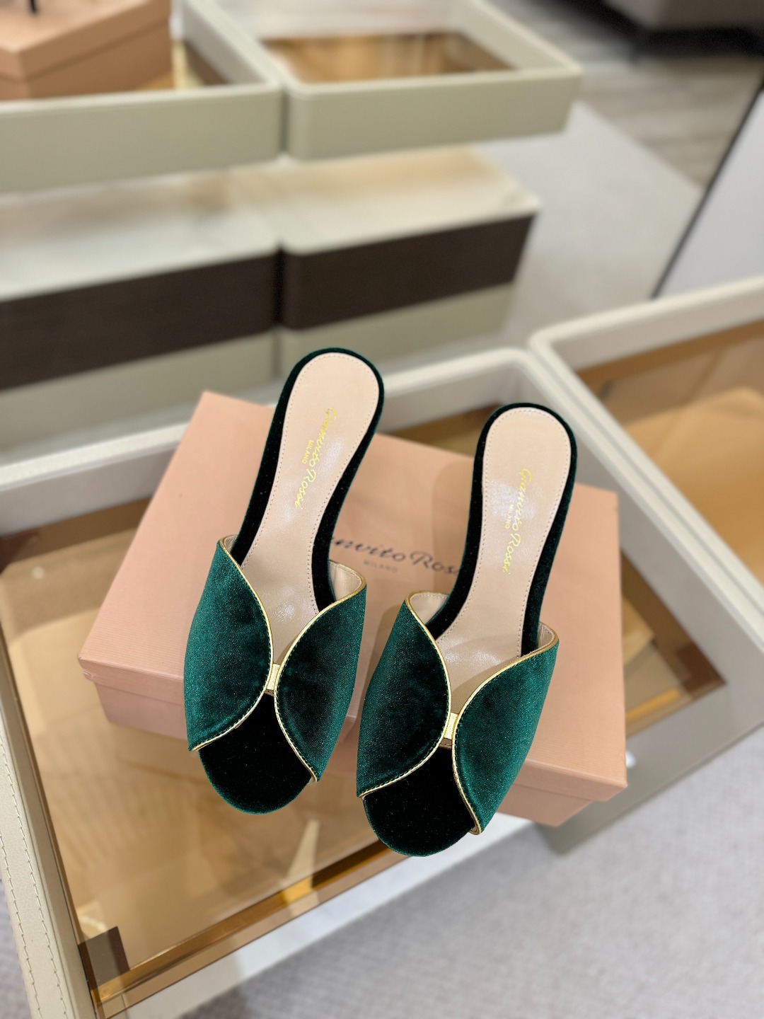 Gianvito rossi顶级版本！代购品质！高跟丝绒拖鞋是一种兼具时尚与舒适的鞋履，高档丝绒为搭配中