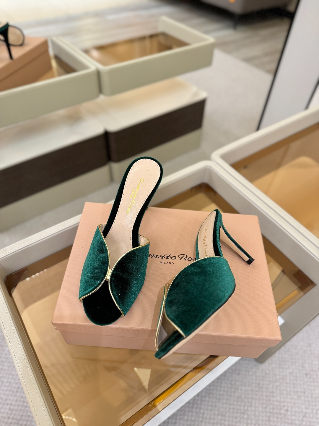 Gianvito rossi顶级版本！代购品质！高跟丝绒拖鞋是一种兼具时尚与舒适的鞋履，高档丝绒为搭配中