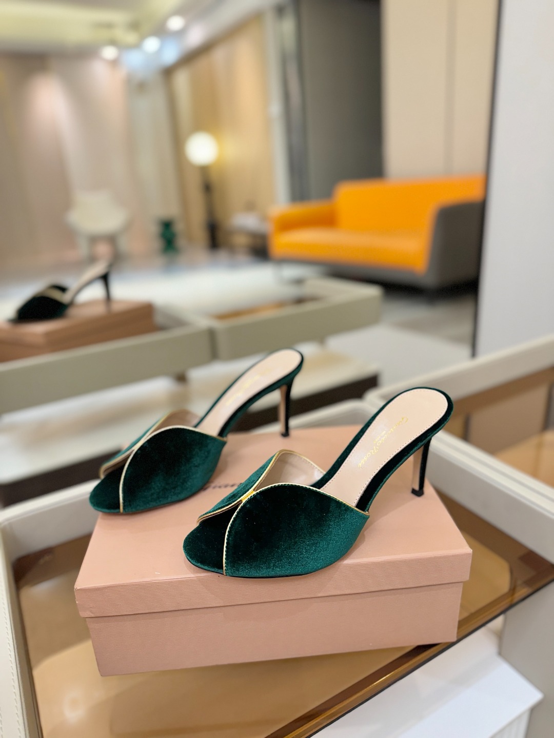 Gianvito rossi顶级版本！代购品质！高跟丝绒拖鞋是一种兼具时尚与舒适的鞋履，高档丝绒为搭配中