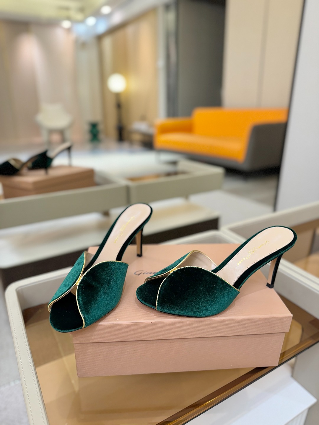 Gianvito rossi顶级版本！代购品质！高跟丝绒拖鞋是一种兼具时尚与舒适的鞋履，高档丝绒为搭配中