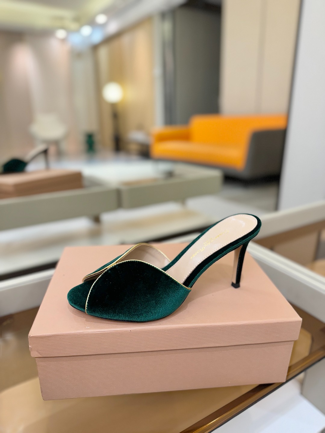 Gianvito rossi顶级版本！代购品质！高跟丝绒拖鞋是一种兼具时尚与舒适的鞋履，高档丝绒为搭配中