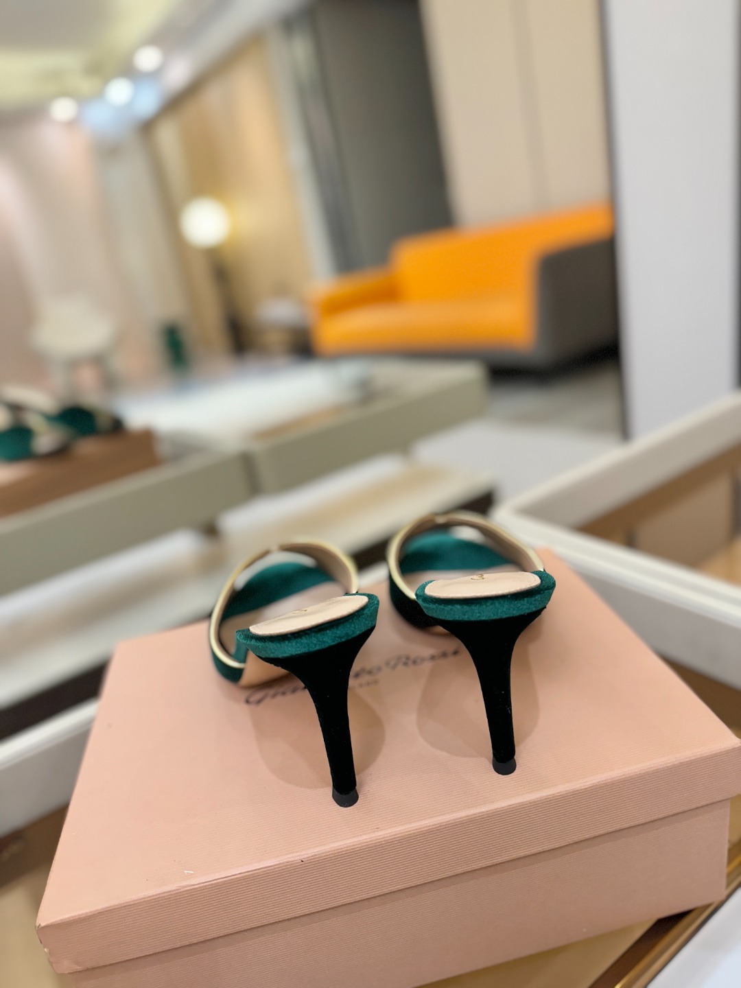 Gianvito rossi顶级版本！代购品质！高跟丝绒拖鞋是一种兼具时尚与舒适的鞋履，高档丝绒为搭配中