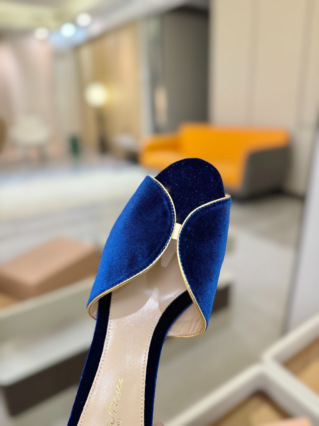 Gianvito rossi顶级版本！代购品质！高跟丝绒拖鞋是一种兼具时尚与舒适的鞋履，高档丝绒为搭配中