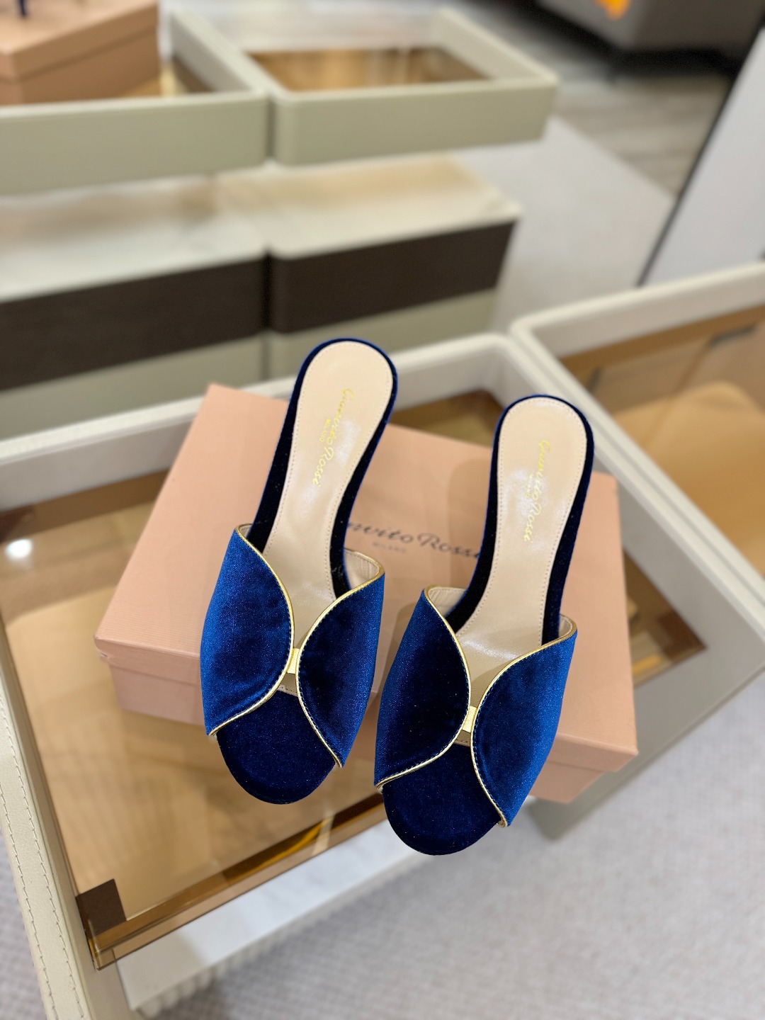 Gianvito rossi顶级版本！代购品质！高跟丝绒拖鞋是一种兼具时尚与舒适的鞋履，高档丝绒为搭配中