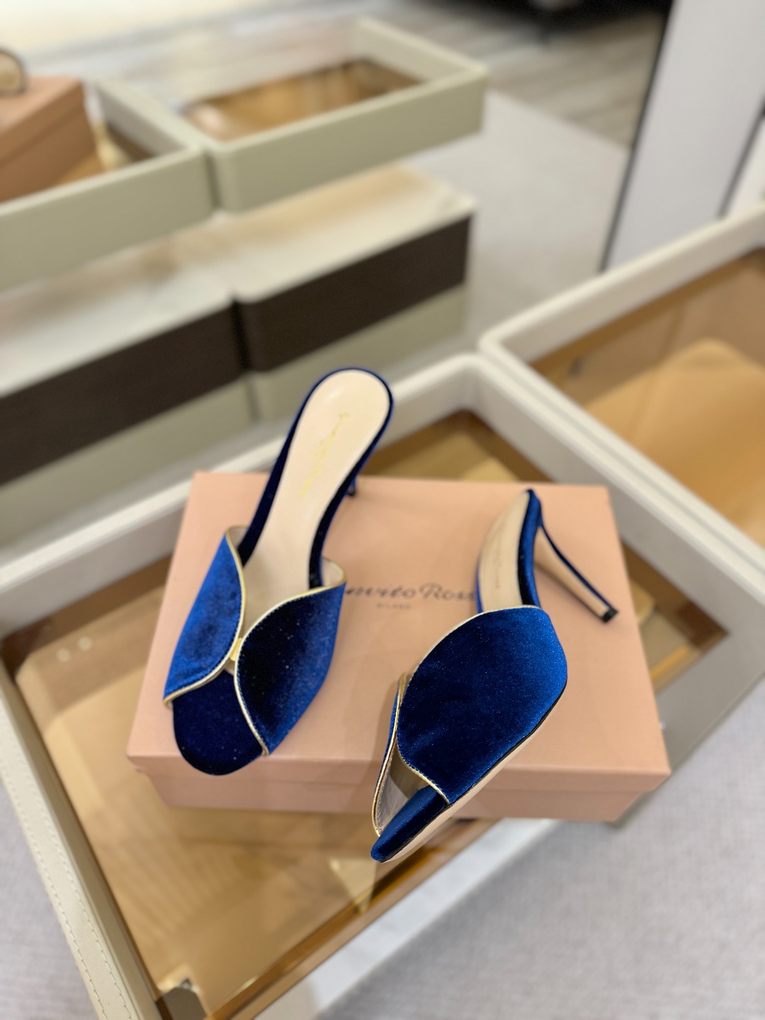 Gianvito rossi顶级版本！代购品质！高跟丝绒拖鞋是一种兼具时尚与舒适的鞋履，高档丝绒为搭配中