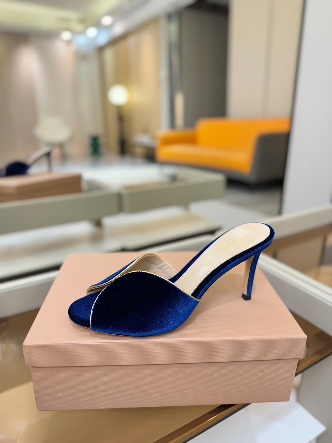 Gianvito rossi顶级版本！代购品质！高跟丝绒拖鞋是一种兼具时尚与舒适的鞋履，高档丝绒为搭配中