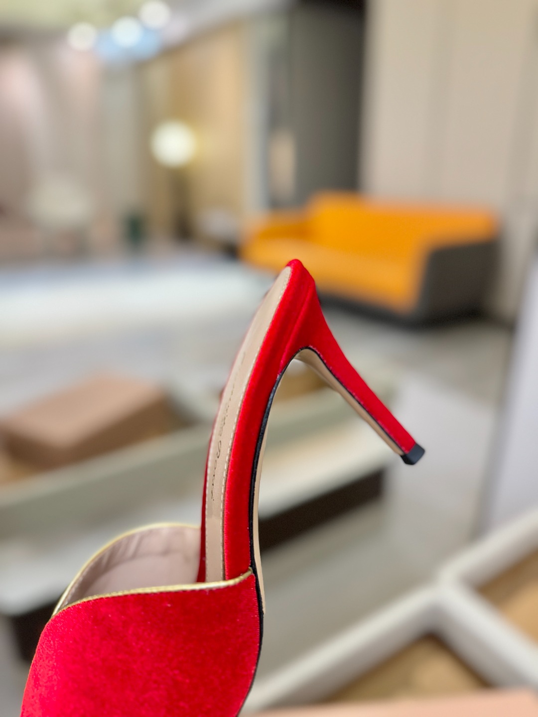 Gianvito rossi顶级版本！代购品质！高跟丝绒拖鞋是一种兼具时尚与舒适的鞋履，高档丝绒为搭配中