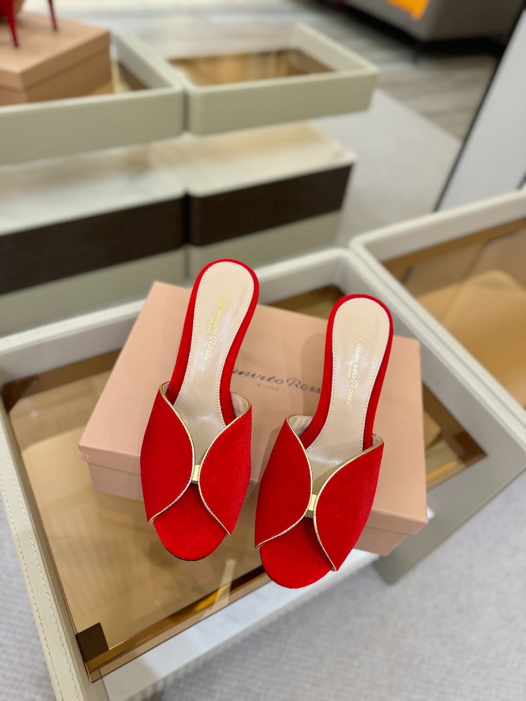 Gianvito rossi顶级版本！代购品质！高跟丝绒拖鞋是一种兼具时尚与舒适的鞋履，高档丝绒为搭配中