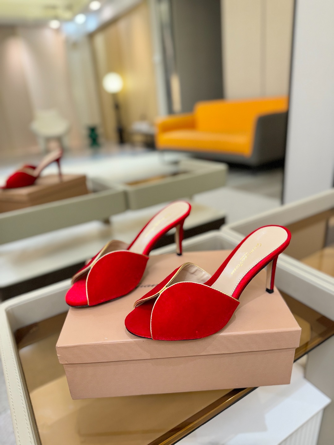 Gianvito rossi顶级版本！代购品质！高跟丝绒拖鞋是一种兼具时尚与舒适的鞋履，高档丝绒为搭配中