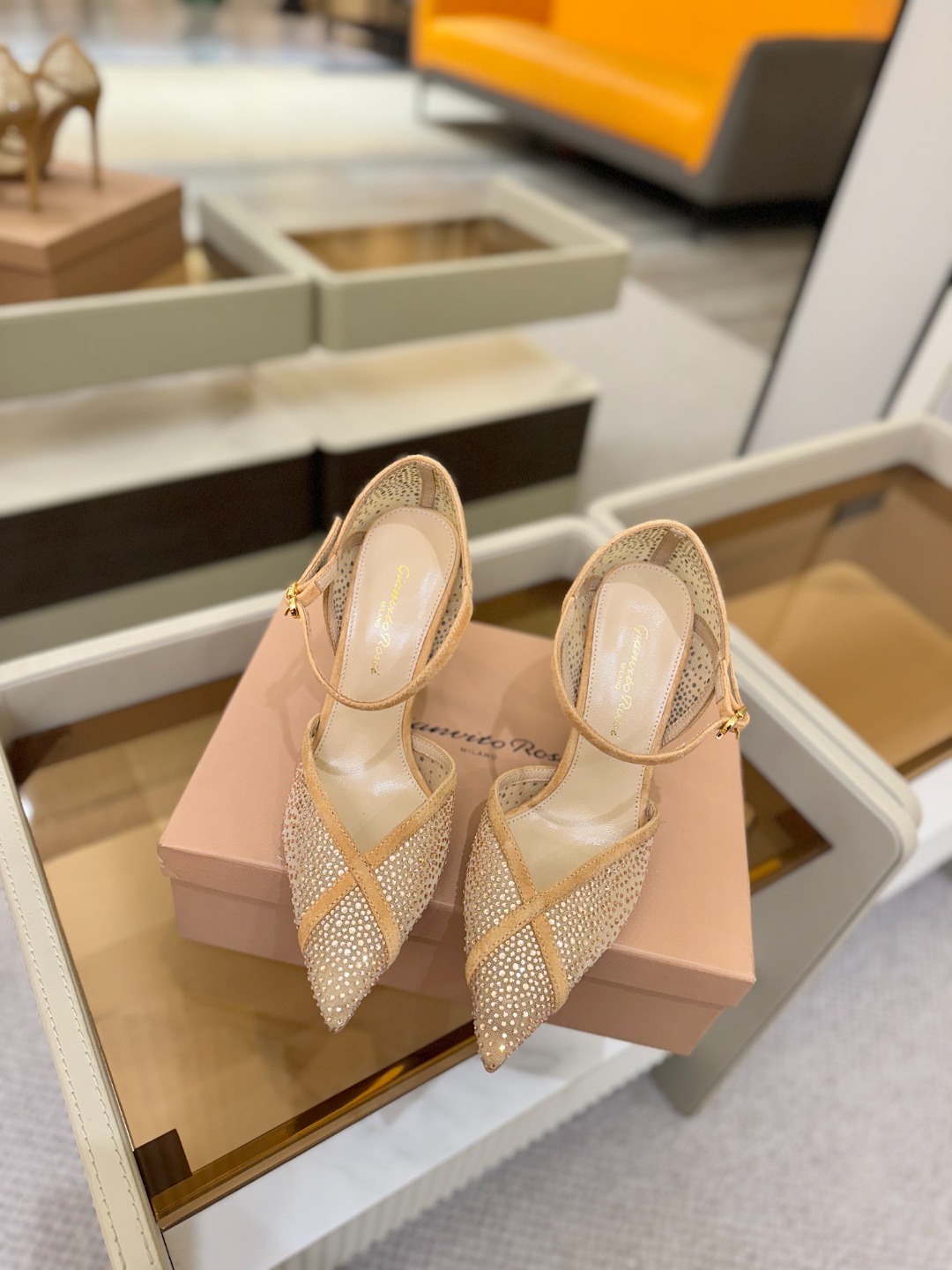 Gianvito rossi 👠顶级版本！代购品质！高跟烫钻凉鞋是一种兼具时尚与舒适的鞋履，高档烫钻为搭