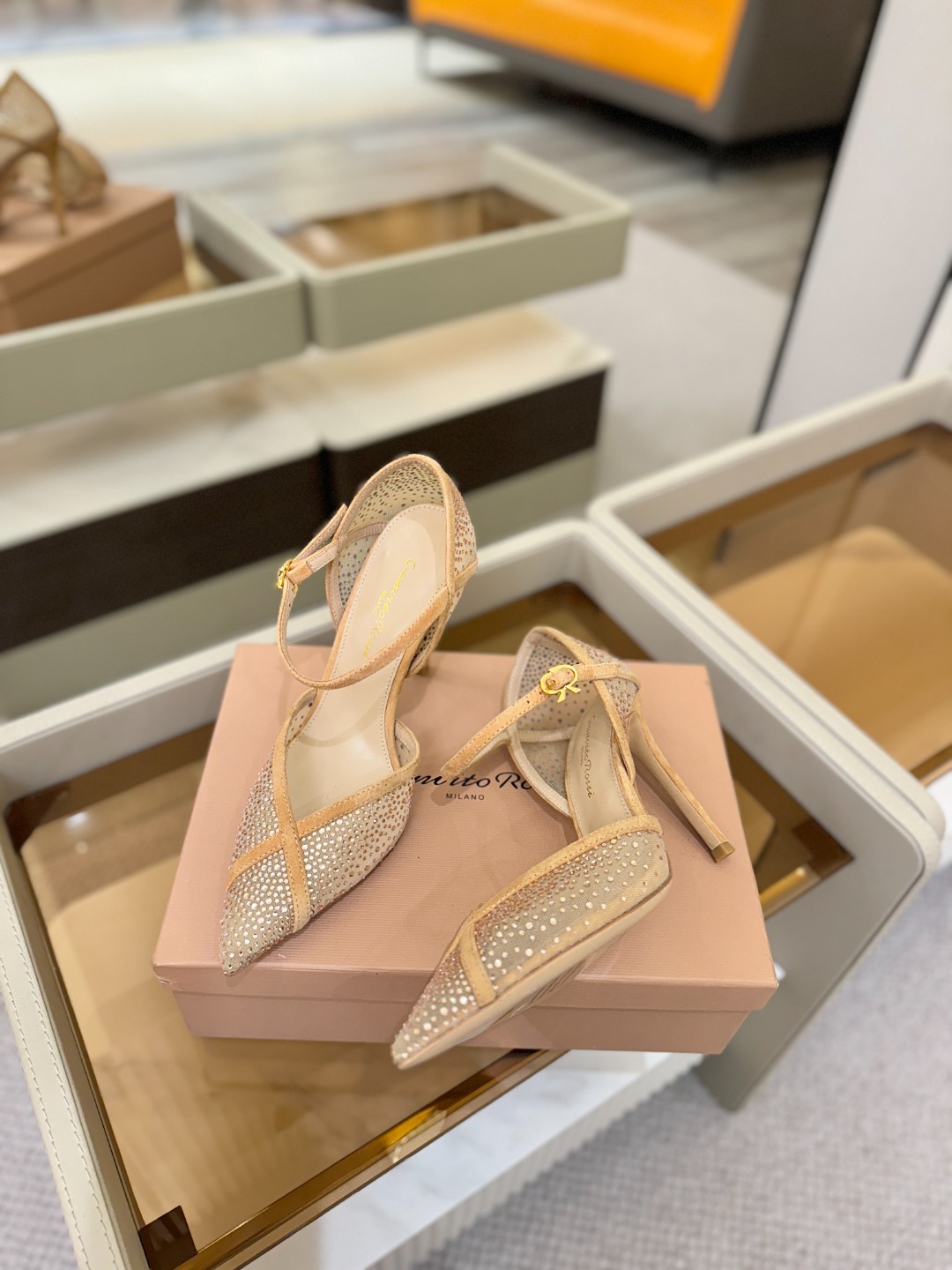 Gianvito rossi 👠顶级版本！代购品质！高跟烫钻凉鞋是一种兼具时尚与舒适的鞋履，高档烫钻为搭