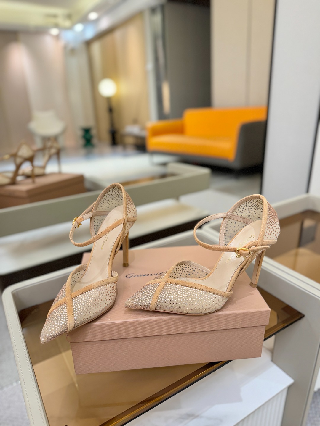 Gianvito rossi 👠顶级版本！代购品质！高跟烫钻凉鞋是一种兼具时尚与舒适的鞋履，高档烫钻为搭