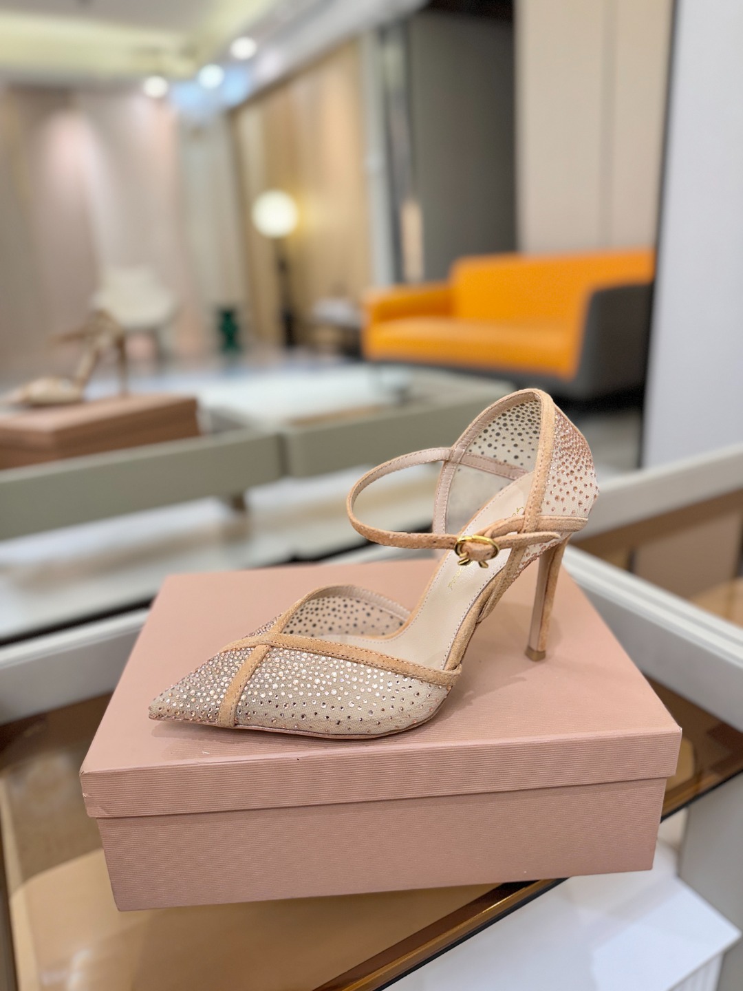 Gianvito rossi 👠顶级版本！代购品质！高跟烫钻凉鞋是一种兼具时尚与舒适的鞋履，高档烫钻为搭