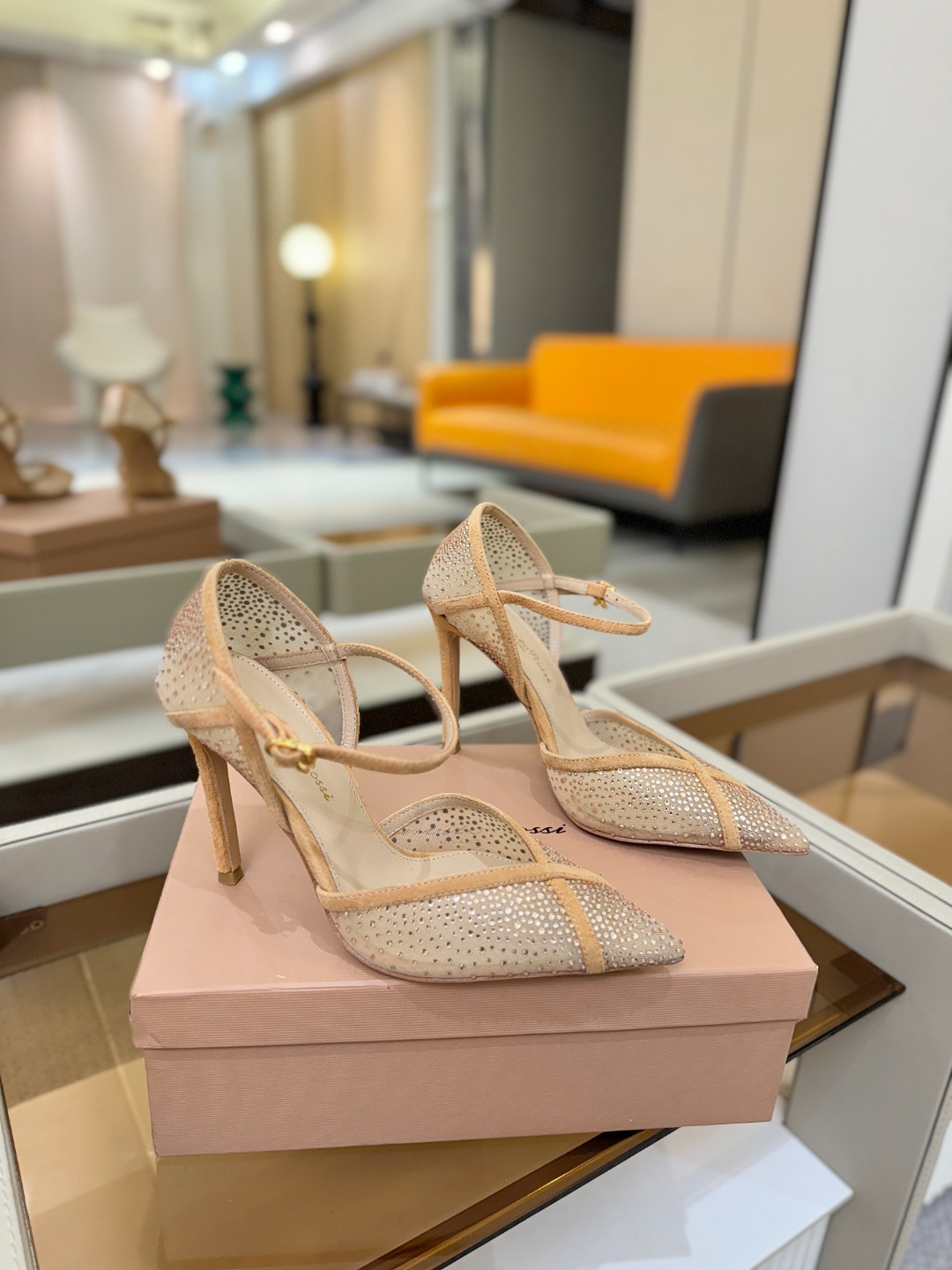 Gianvito rossi 👠顶级版本！代购品质！高跟烫钻凉鞋是一种兼具时尚与舒适的鞋履，高档烫钻为搭