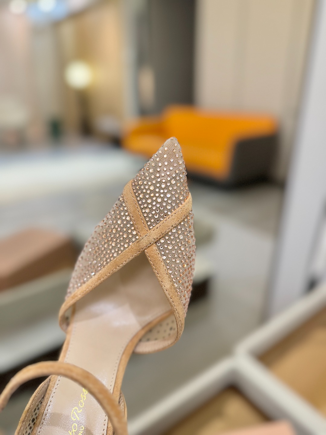 Gianvito rossi 👠顶级版本！代购品质！高跟烫钻凉鞋是一种兼具时尚与舒适的鞋履，高档烫钻为搭