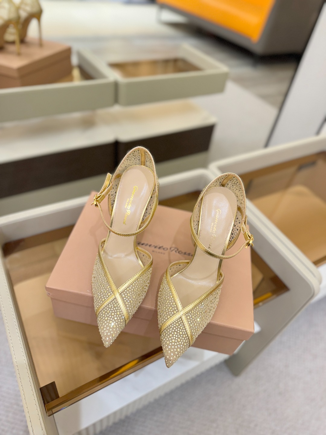 Gianvito rossi 👠顶级版本！代购品质！高跟烫钻凉鞋是一种兼具时尚与舒适的鞋履，高档烫钻为搭