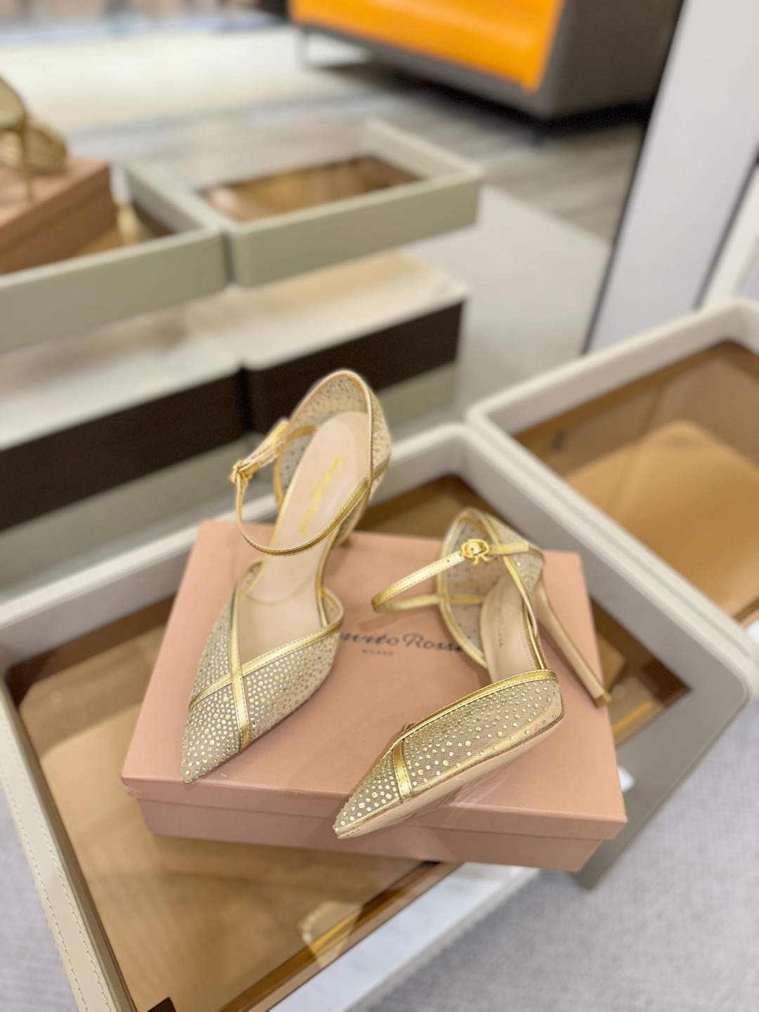 Gianvito rossi 👠顶级版本！代购品质！高跟烫钻凉鞋是一种兼具时尚与舒适的鞋履，高档烫钻为搭