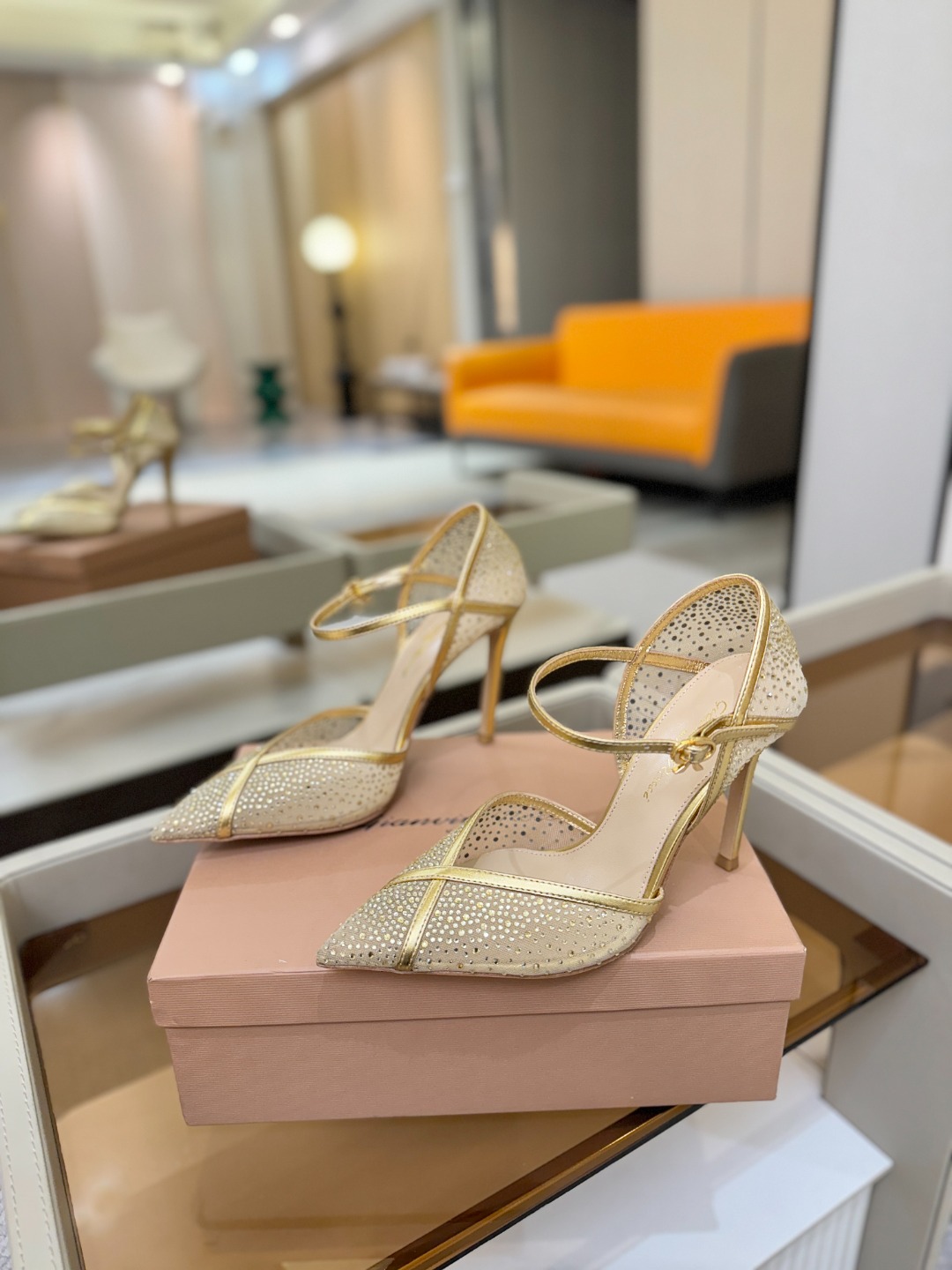 Gianvito rossi 👠顶级版本！代购品质！高跟烫钻凉鞋是一种兼具时尚与舒适的鞋履，高档烫钻为搭