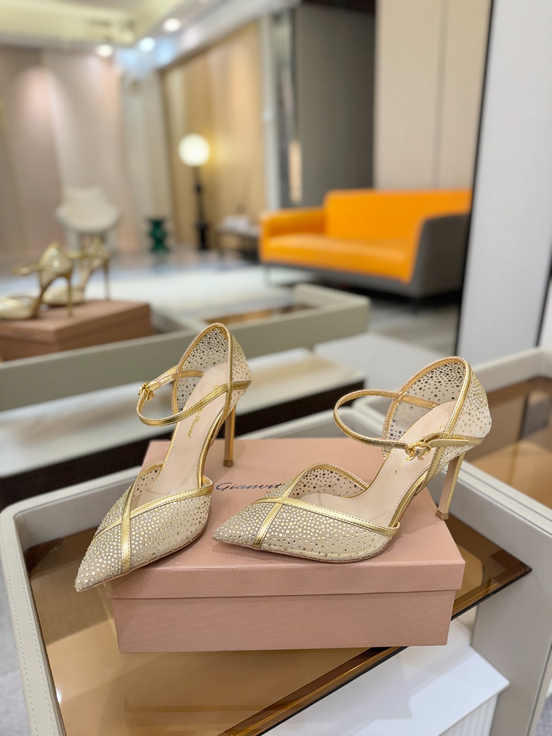 Gianvito rossi 👠顶级版本！代购品质！高跟烫钻凉鞋是一种兼具时尚与舒适的鞋履，高档烫钻为搭