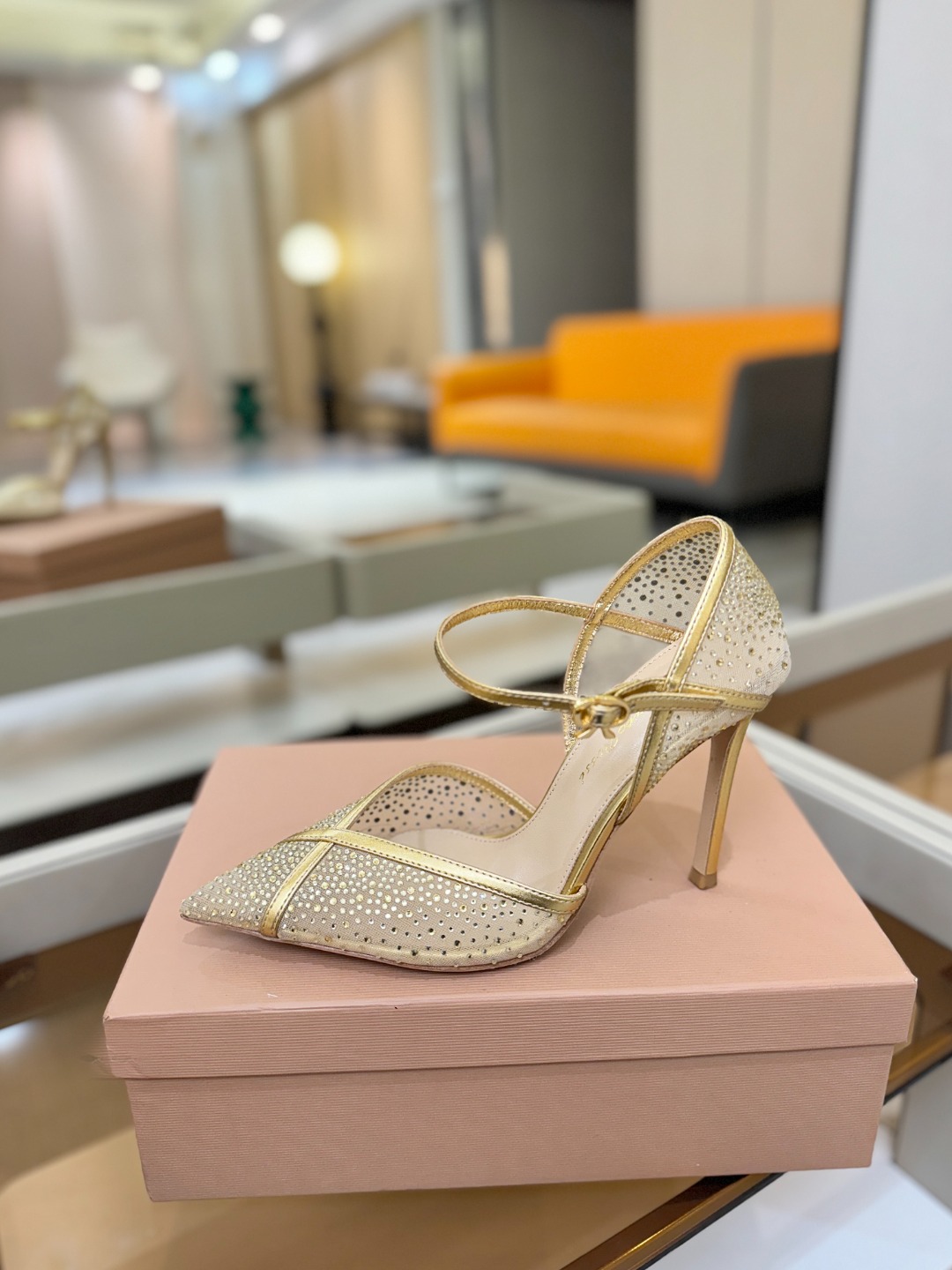 Gianvito rossi 👠顶级版本！代购品质！高跟烫钻凉鞋是一种兼具时尚与舒适的鞋履，高档烫钻为搭
