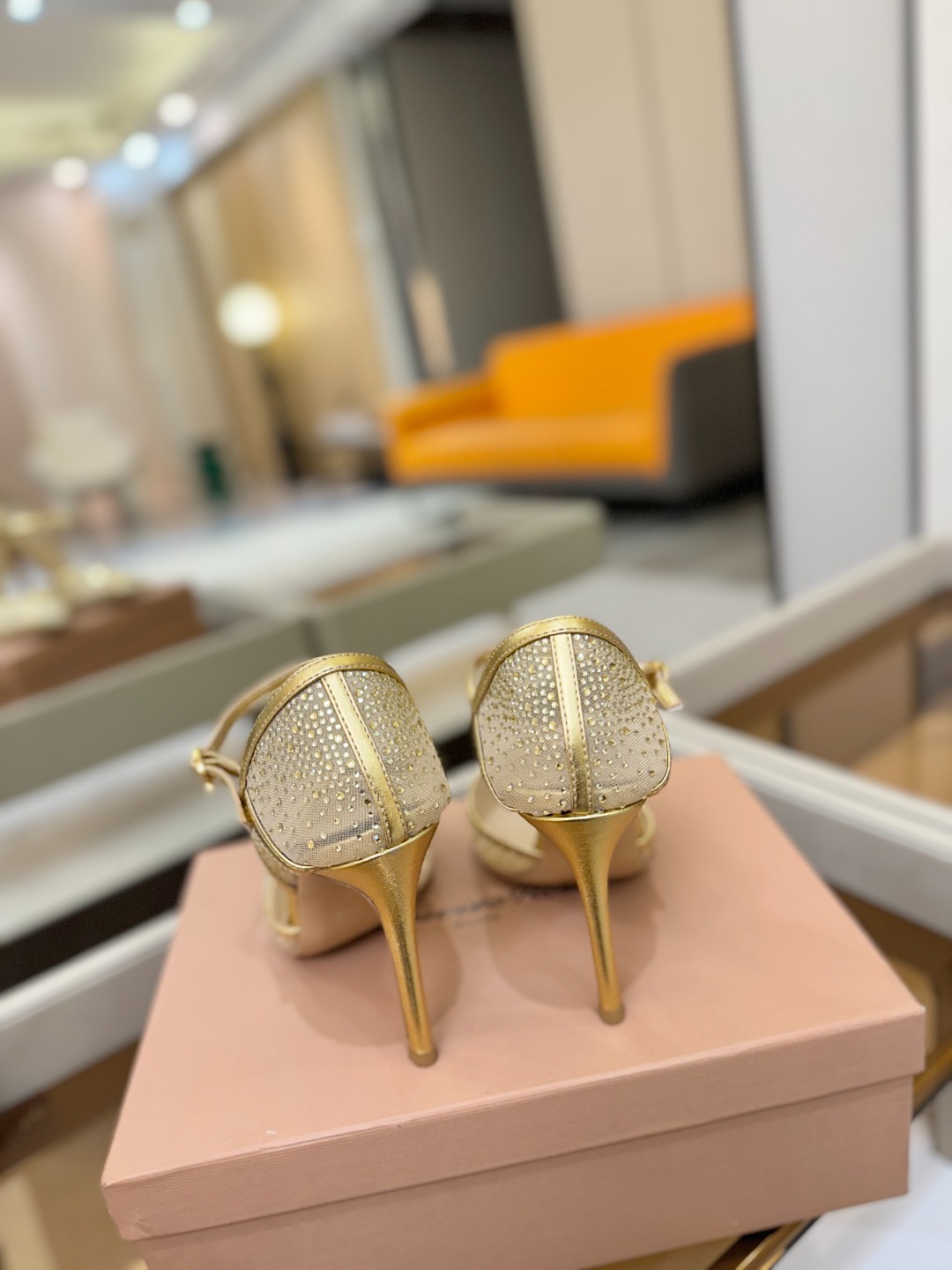 Gianvito rossi 👠顶级版本！代购品质！高跟烫钻凉鞋是一种兼具时尚与舒适的鞋履，高档烫钻为搭