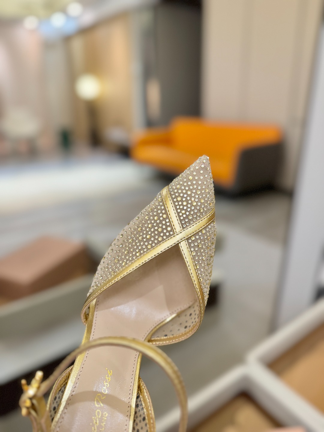 Gianvito rossi 👠顶级版本！代购品质！高跟烫钻凉鞋是一种兼具时尚与舒适的鞋履，高档烫钻为搭