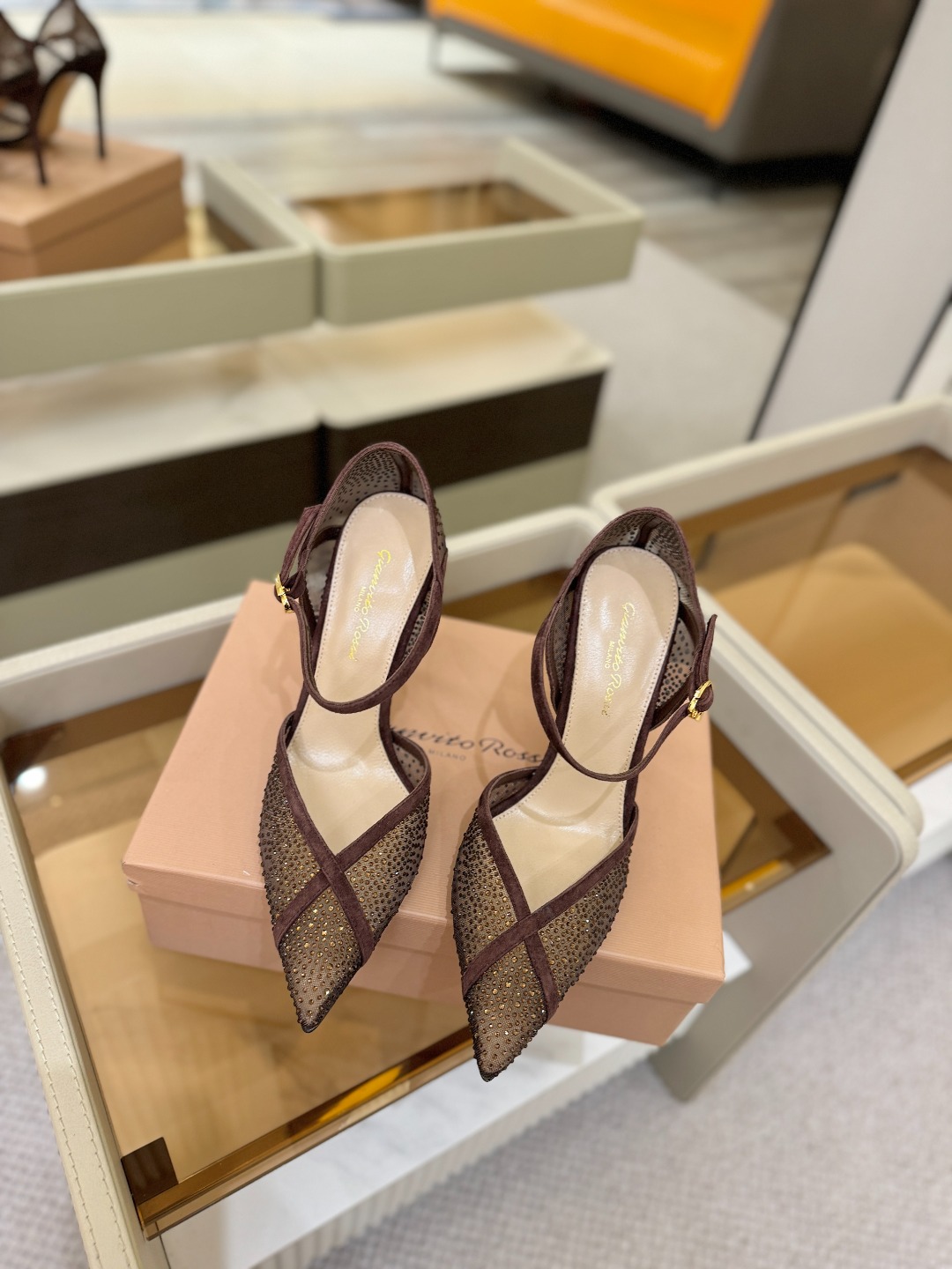 Gianvito rossi 👠顶级版本！代购品质！高跟烫钻凉鞋是一种兼具时尚与舒适的鞋履，高档烫钻为搭