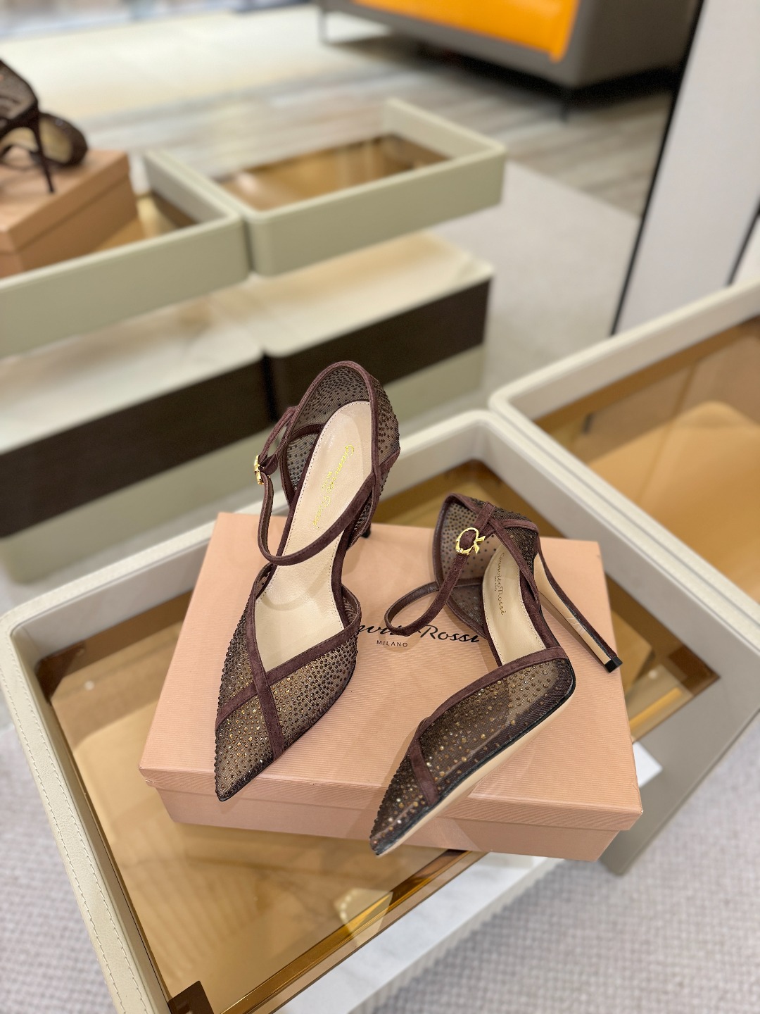 Gianvito rossi 👠顶级版本！代购品质！高跟烫钻凉鞋是一种兼具时尚与舒适的鞋履，高档烫钻为搭