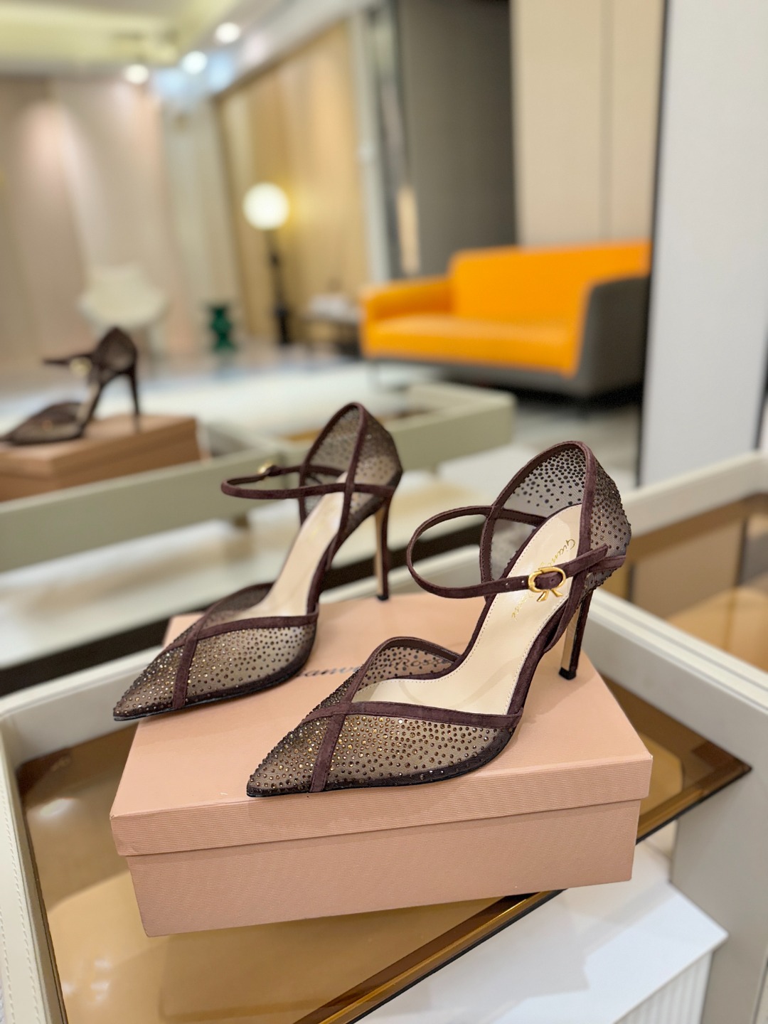 Gianvito rossi 👠顶级版本！代购品质！高跟烫钻凉鞋是一种兼具时尚与舒适的鞋履，高档烫钻为搭
