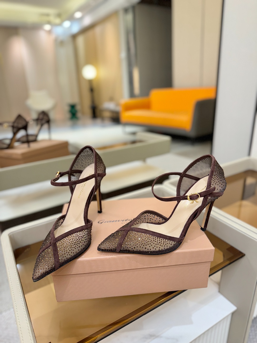 Gianvito rossi 👠顶级版本！代购品质！高跟烫钻凉鞋是一种兼具时尚与舒适的鞋履，高档烫钻为搭