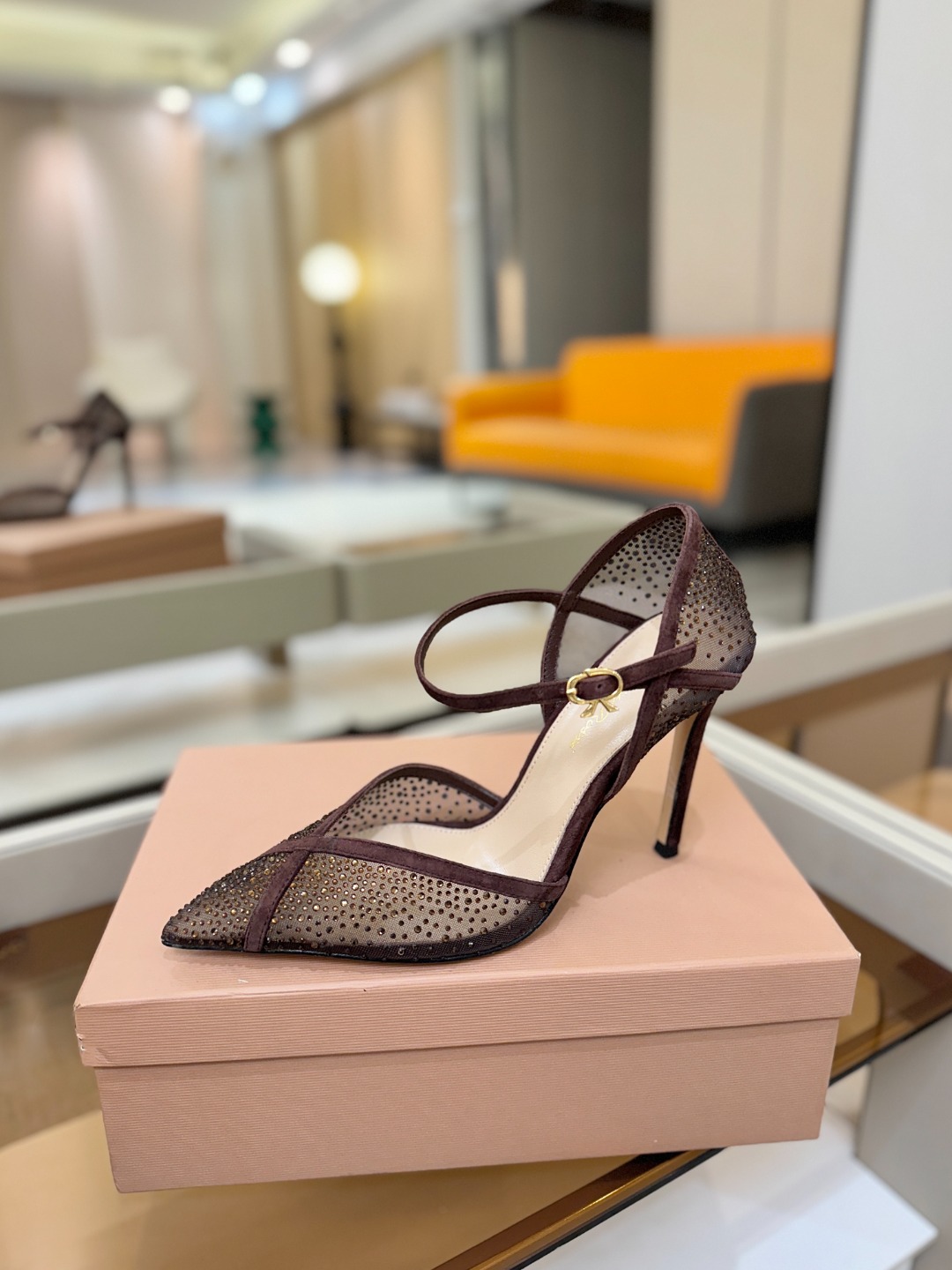 Gianvito rossi 👠顶级版本！代购品质！高跟烫钻凉鞋是一种兼具时尚与舒适的鞋履，高档烫钻为搭