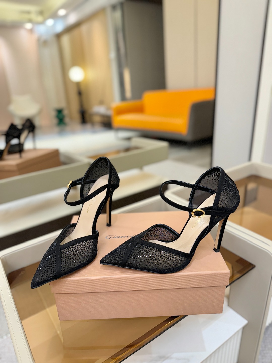 Gianvito rossi 👠顶级版本！代购品质！高跟烫钻凉鞋是一种兼具时尚与舒适的鞋履，高档烫钻为搭