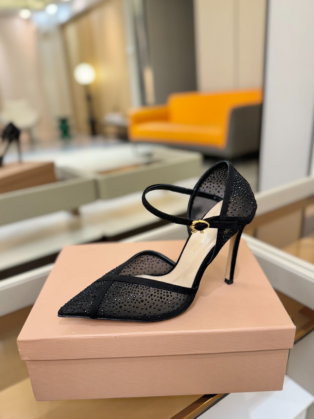 Gianvito rossi 👠顶级版本！代购品质！高跟烫钻凉鞋是一种兼具时尚与舒适的鞋履，高档烫钻为搭