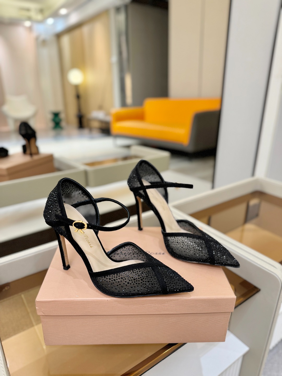 Gianvito rossi 👠顶级版本！代购品质！高跟烫钻凉鞋是一种兼具时尚与舒适的鞋履，高档烫钻为搭