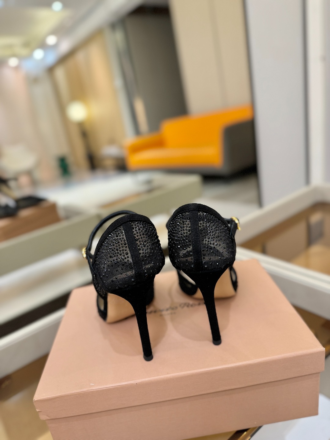 Gianvito rossi 👠顶级版本！代购品质！高跟烫钻凉鞋是一种兼具时尚与舒适的鞋履，高档烫钻为搭