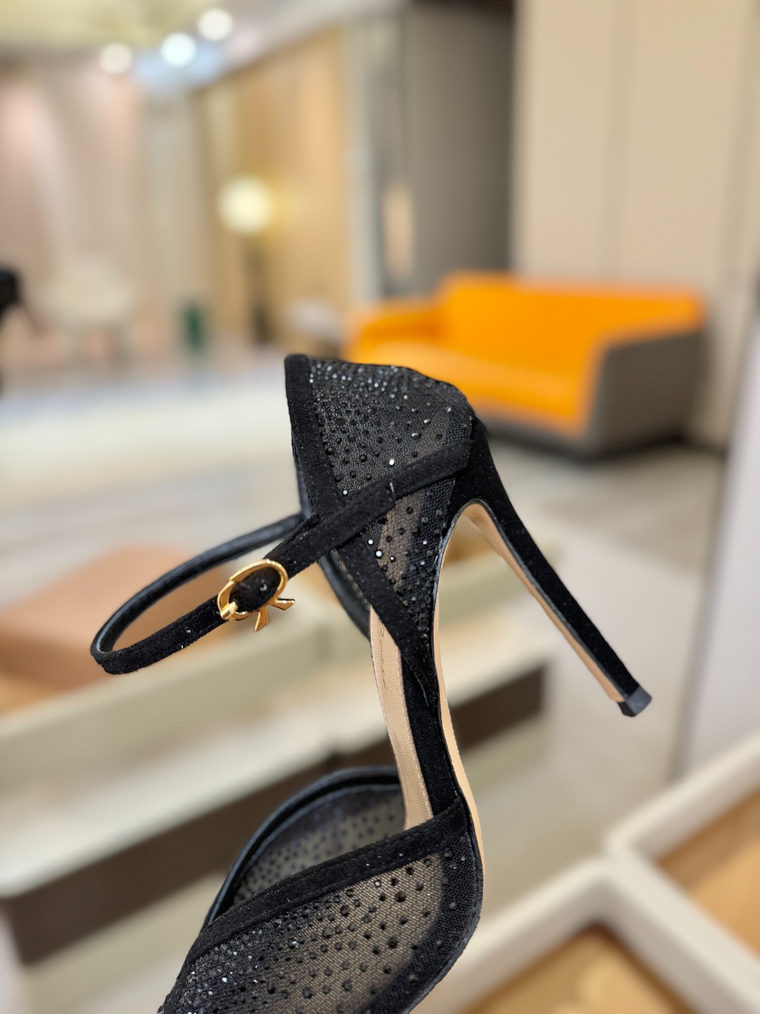Gianvito rossi 👠顶级版本！代购品质！高跟烫钻凉鞋是一种兼具时尚与舒适的鞋履，高档烫钻为搭