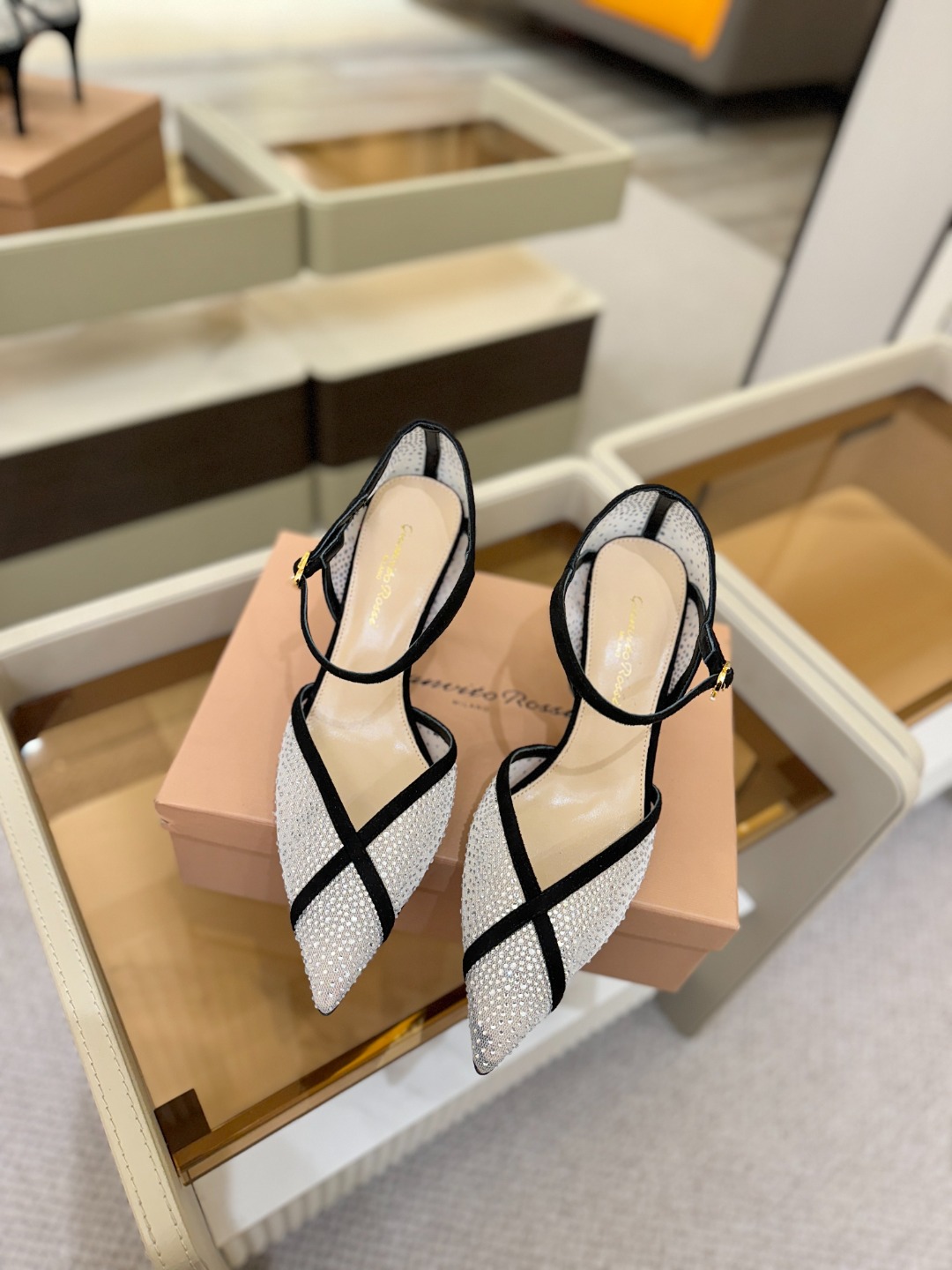 Gianvito rossi 👠顶级版本！代购品质！高跟烫钻凉鞋是一种兼具时尚与舒适的鞋履，高档烫钻为搭